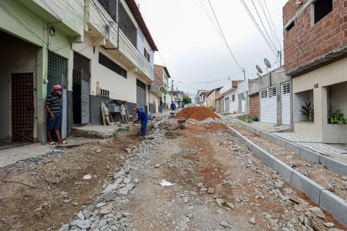 Obras de calçamento e drenagem seguem no Bairro São João da Escócia em Caruaru