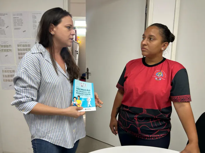 Saúde e Educação entregam cartilha de vacinação voltada para crianças e adolescentes