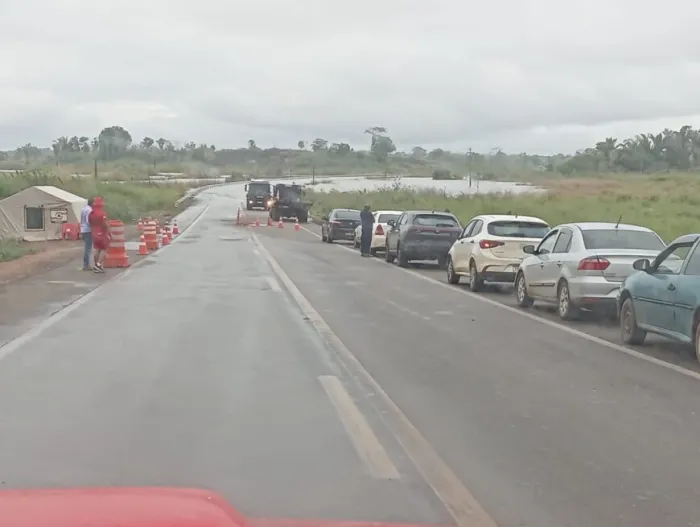 Governo de RO e prefeituras trabalham para viabilizar tráfego de veículos na região inundada na BR-425