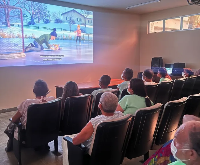 Cine Clementino proporciona tarde diferente para pacientes com exibição de filme