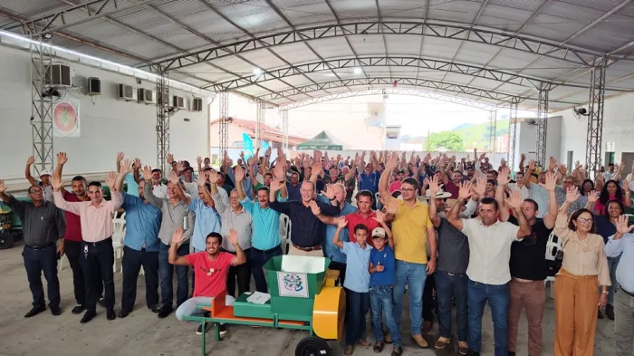 Governo fortalece pecuária de leite com entrega de ensacadoras de forragem no norte capixaba