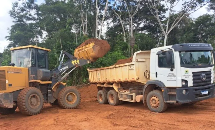 Prefeitura trabalha na melhoria de estradas rurais em Vista Alegre do Abunã