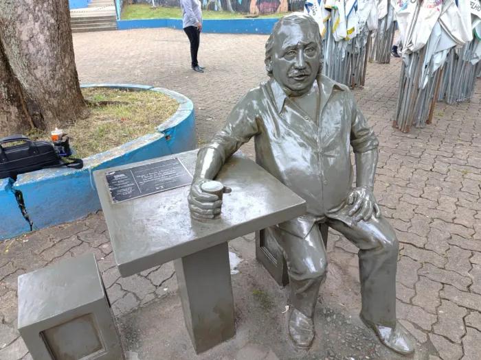 Prefeitura de Porto Velho reverencia fundador da Banda do Vai Quem Quer com restauração de estátua em sua homenagem