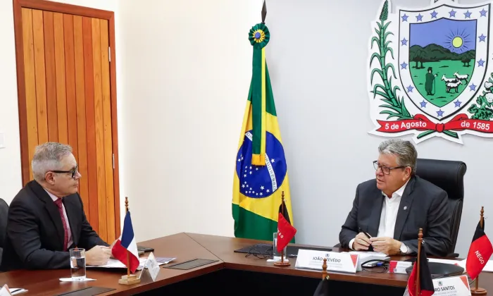 João Azevêdo apresenta potencialidades da Paraíba e trata de parcerias na Educação e Cultura em reunião com cônsul da França