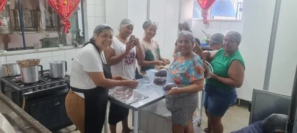 Curso de fabricação de ovos de chocolate capacita mulheres atendidas pelos CRAS