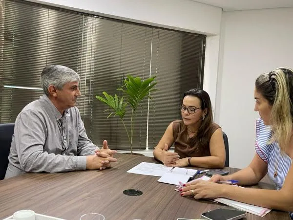 Vereador e secretária discutem atendimento da Sala Lilás na UPA de Sorriso