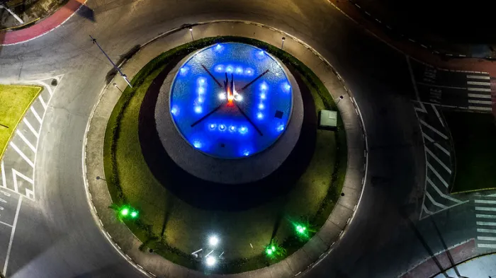 Bertioga ilumina pontos turísticos em apoio ao Mês do Autismo