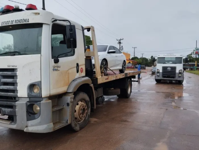 Detran-RO atua com guinchos e servidores para garantir segurança de motoristas em área alagada da BR-425, em Nova Mamoré