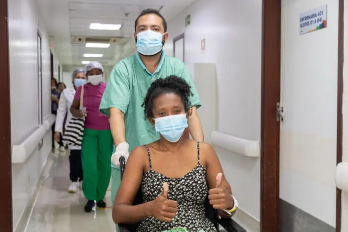 Primeira paciente transplantada de rim da rede estadual de saúde recebe alta hospitalar