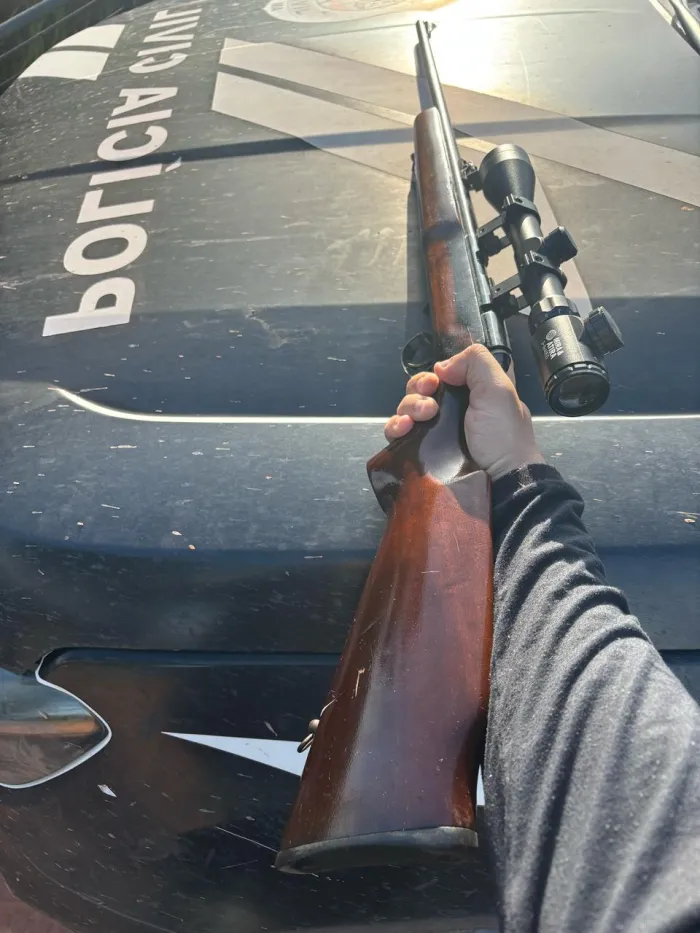 Polícia apreende menor e prende suspeito por posse ilegal de armas de fogo, em Santa Luzia do Tide
