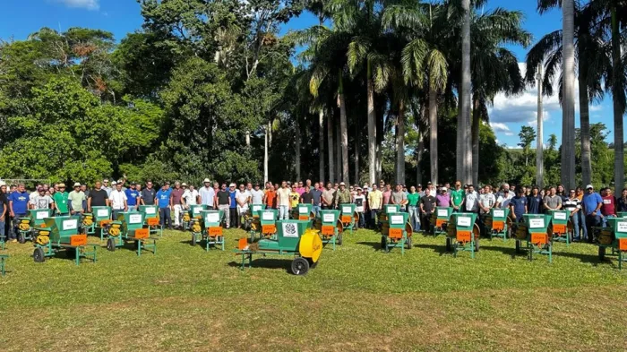 Governo estimula aumento da produção leiteira com entrega de ensacadoras de forragem no sul capixaba