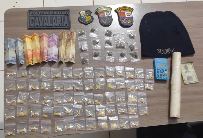 Cavalaria da PM prende faccionado com 81 porções de pasta base e maconha