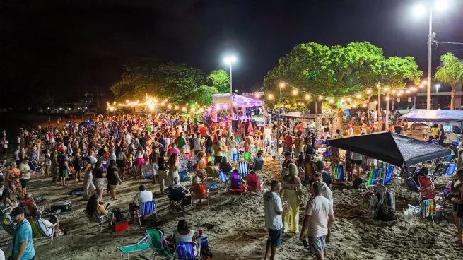 DJ Mateus Thomé, Duo Flor & Truco e Banda Manauê prometem animar próximo Luau na Praia do Arrastão