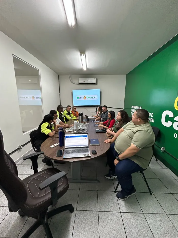 Representantes do Comitê Regional de Combate aos Acidentes de Moto visitam AMC para discutir ações de segurança viária