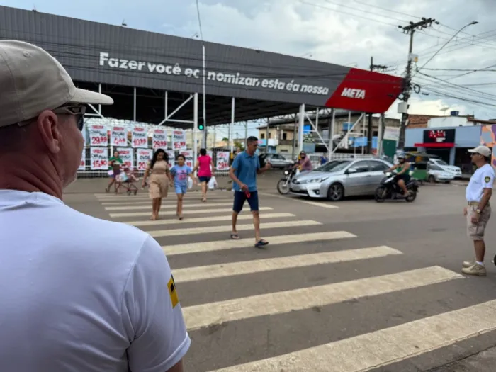 Semtran realiza ação educativa para ensinar pedestres a utilizar tecnologia que permite atravessar a rua com segurança