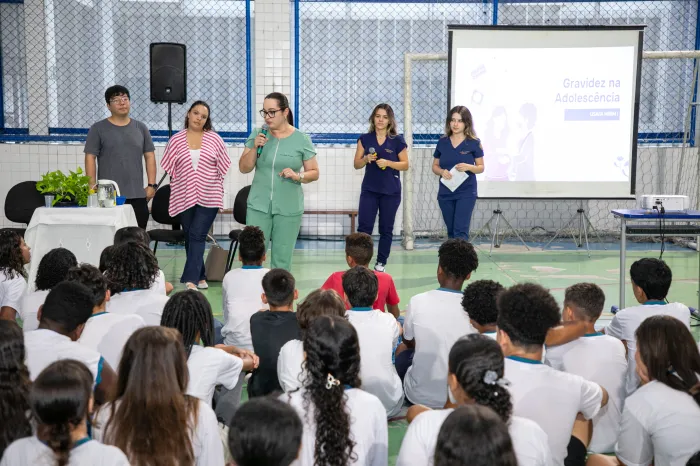 Alunos do 8º e 9º anos da EM Orestes Quércia assistem à palestra sobre gravidez e ISTs