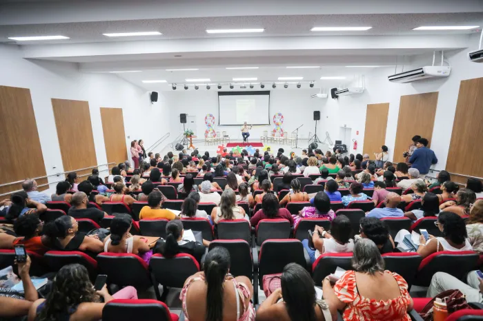 Autismo é tema de reflexão em palestra que reúne quase 200 pessoas