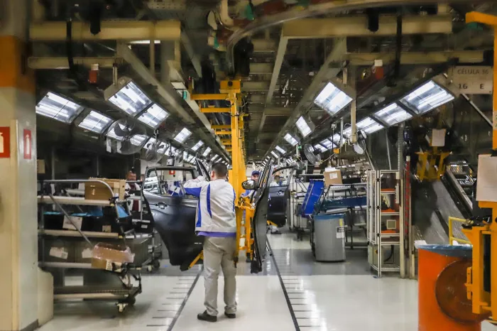 Com salto de 2%, indústria do Paraná foi o principal motor do Brasil em fevereiro, aponta IBGE