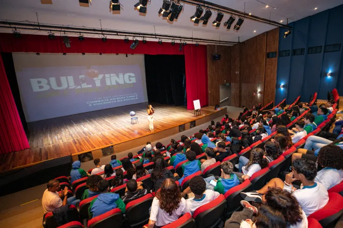 Palestra sobre bullying ministrada por psicólogos educacionais conscientiza estudantes