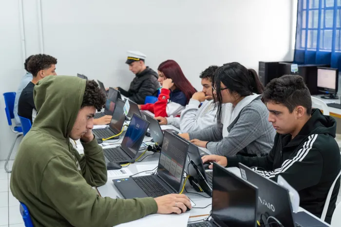 Simulado do Saeb e trote de profissões engajam estudantes de colégio estadual em Curitiba