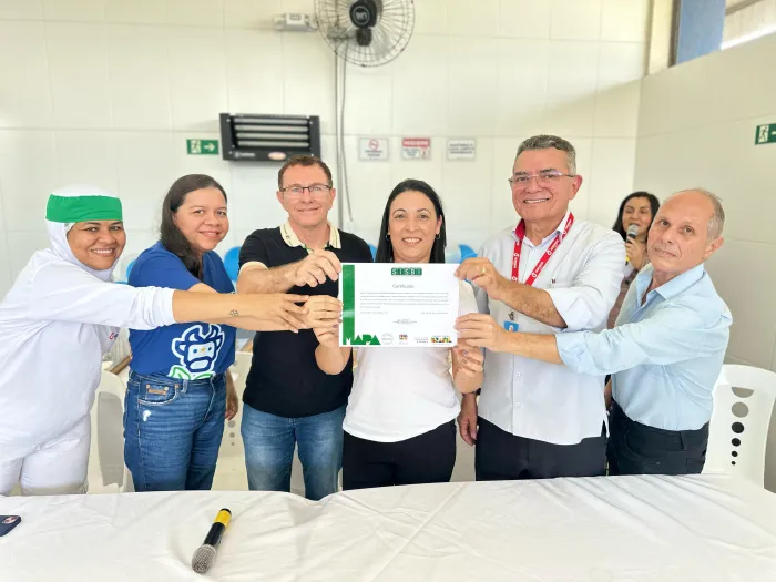 Aged confere certificado SISBI a abatedouro de aves em Igarapé do Meio