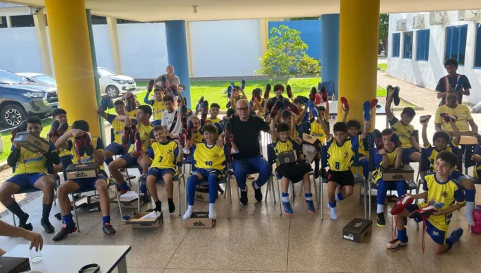 Prefeitura entrega chuteiras para alunos do Programa Construindo Campeões