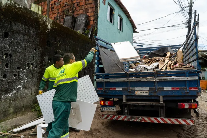 Prefeitura de Bertioga recolhe mais de duas toneladas de inservíveis durante força-tarefa de combate à dengue