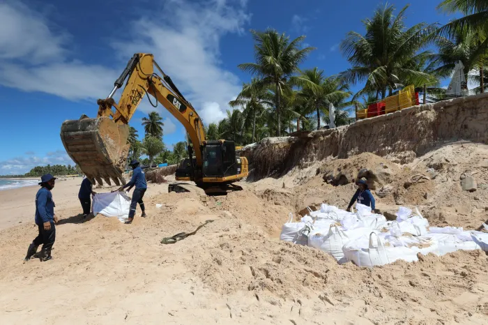 Prefeitura inicia trabalho emergencial de contenção na praia de Guarajuba