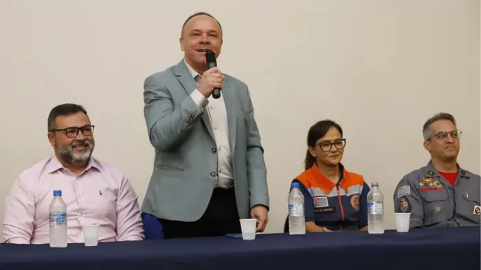 Defesa Civil reúne mais de 300 homens para combate ao fogo