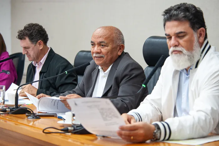Comissão aprova PLs que regulam serviços de saúde, comércio e energia