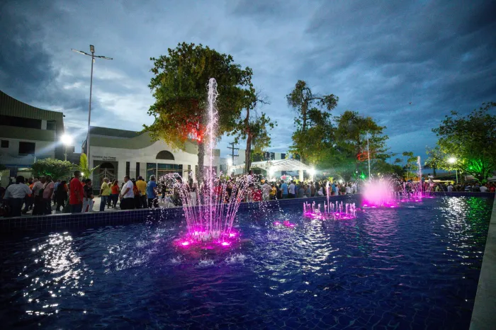 Com tradicional fonte luminosa, Prefeitura entrega nova Praça Desembargador Montenegro