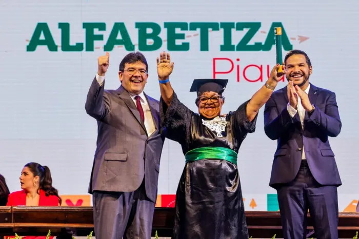 Em solenidade de formatura, Rafael Fonteles reafirma meta de alfabetizar 100 mil pessoas até 2026