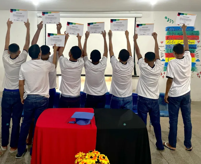 Socioeducandos da Funac recebem certificado em Lettering