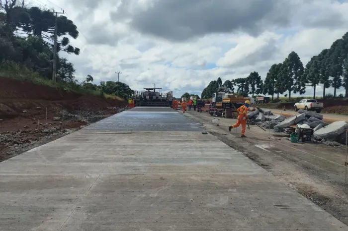 Duplicação em Guarapuava recebe as primeiras placas de concreto de 21 cm de espessura