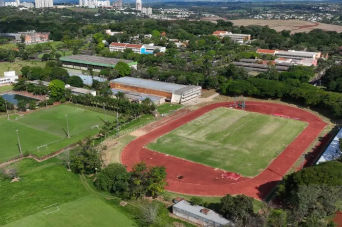 Classe II: nova pista de atletismo da UEL tem arquibancada, torre de controle e iluminação