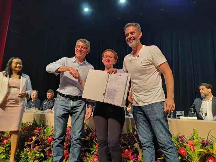 Prefeitura entrega títulos definitivos de propriedade e contempla mais de mil famílias em Porto Velho