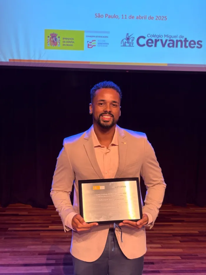 ECIT João Roberto vence concurso ‘Colégio do Ano em Espanhol’ do Instituto Cervantes; professor é destaque durante premiação