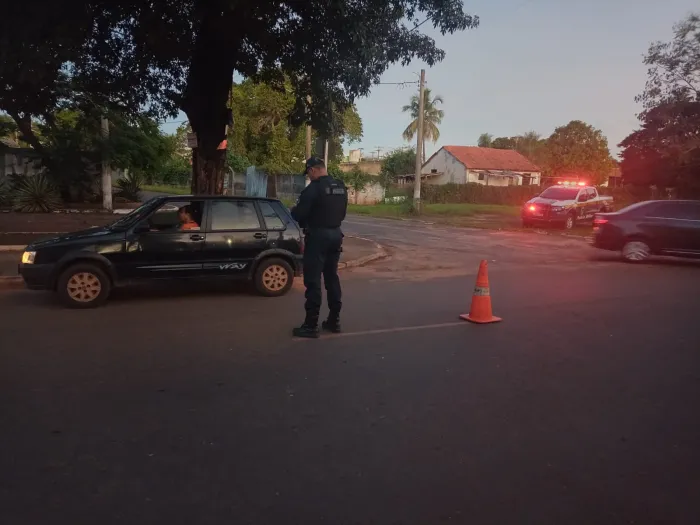 Polícia Militar realiza blitz em Coxim