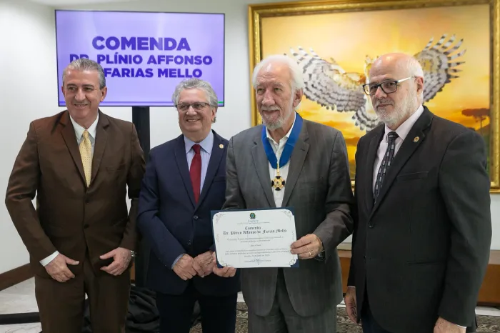 Governador em exercício recebe homenagem de representantes comerciais