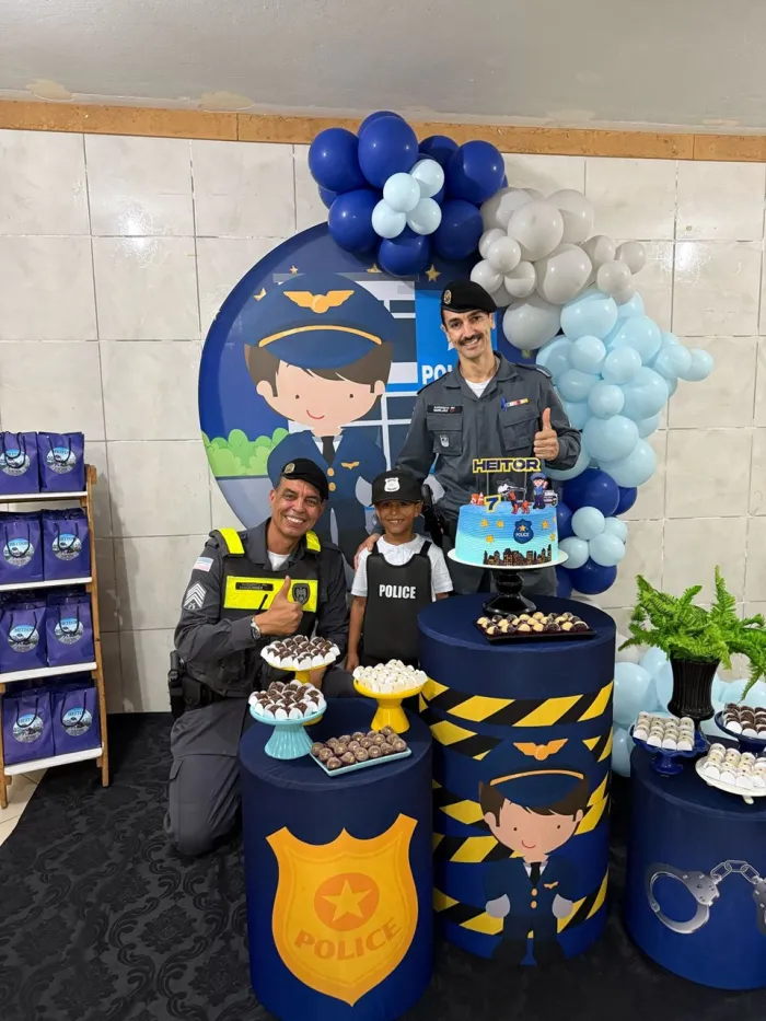 Heitor recebe visita surpresa do 4º BPM em sua festa de aniversário