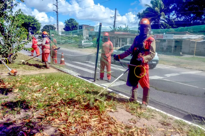 Emlur realiza serviços de roço e capinação em nove bairros e corredores viários