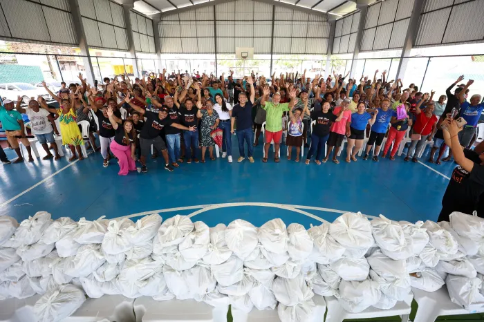 Deputado Osmar Filho, ao lado da vereadora Clara Gomes, em ação que promove a distribuição de peixes a comunidades de São Luís