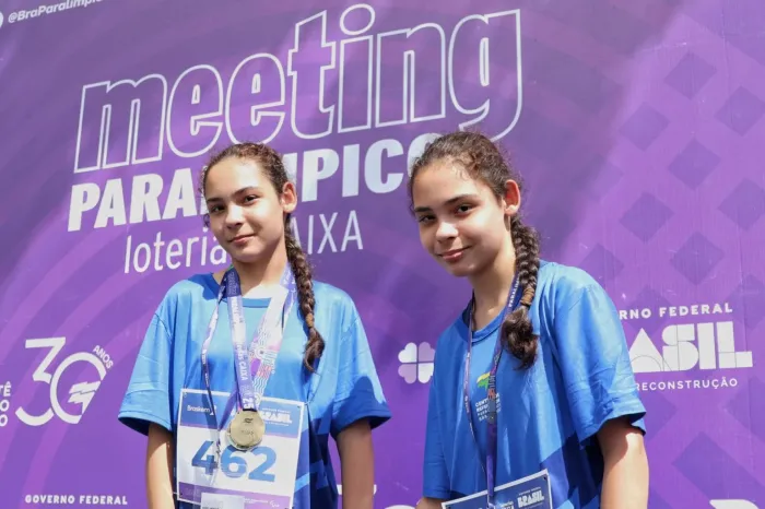 Gêmeas atendidas na FCEE são medalhistas em evento do Comitê Paralímpico