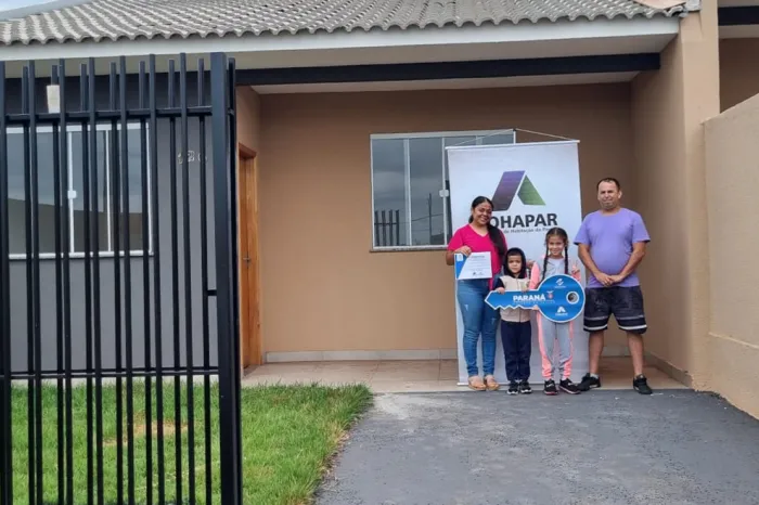 Com apoio do Estado, 56 famílias de Paiçandu recebem as chaves da casa própria