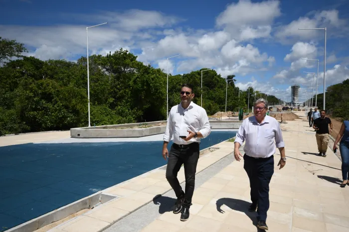 João Azevêdo inspeciona obras de mobilidade urbana e do Polo Turístico Cabo Branco, em João Pessoa