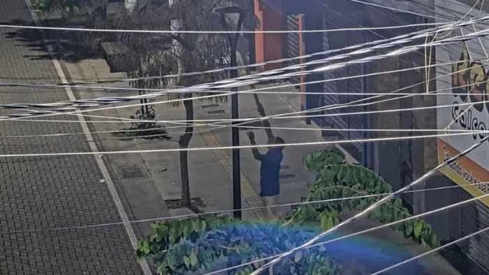 Homem é preso pela GCM após furtar luminária no Calçadão