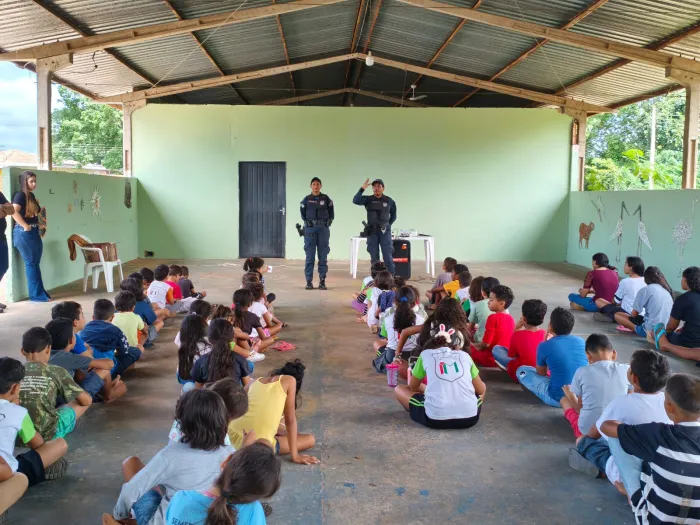Polícia Militar apresenta profissão a jovens do Instituto Mirim em Rio Verde