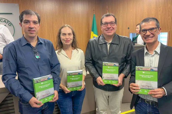 Pesquisadores de Agronomia lançam livro em evento do Napi Prosolo