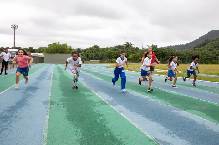 Vivência na Pista de Atletismo agita alunos da Complementação Educacional de PG