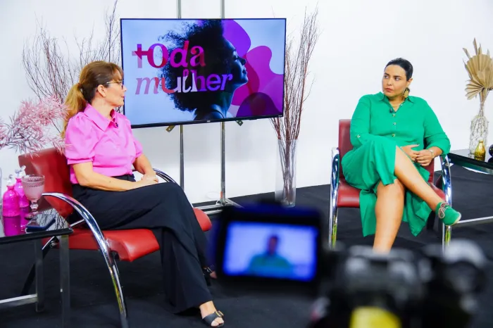 Juíza Elaile Carvalho durante conversa com a jornalista Márcia Carvalho